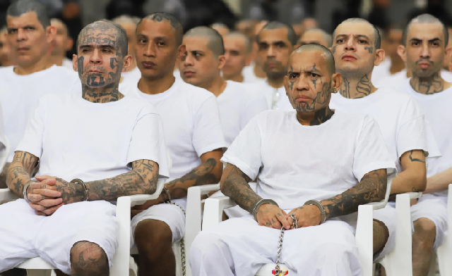 Pandilleros escuchan el relato de sus crímenes en la megacárcel de El Salvador