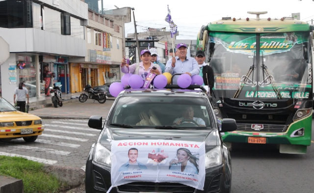 Multitudinaria caravana de ADN7 moviliza a Sangolquí en respaldo al binomio presidencial de Daniel Noboa y María José Pinto