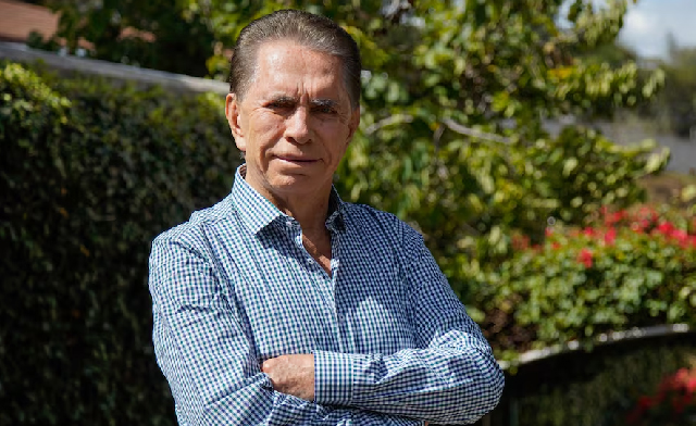 Alfonso Espinosa de los Monteros se recupera tras una fractura de fémur sufrida en su domicilio