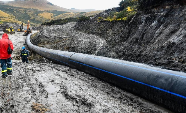 Retrasos en la reparación de la tubería afectan el suministro de agua en el sur de Quito