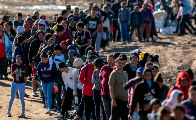 Un migrante que logra el permiso de trabajo en EE.UU. mejora sus ingresos en un 34%