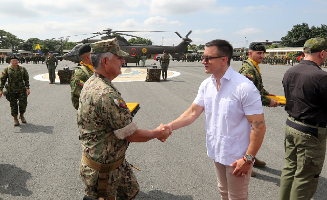 El presidente refuerza la logística del Ejército Ecuatoriano con la entrega de dos helicópteros multipropósito