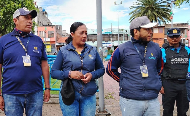 Autoridades realizan operativo de control para regular el comercio informal en el centro de Sangolquí