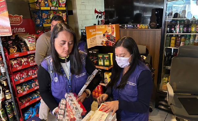 ARCSA intensifica control sanitario: más de 4.500 cigarrillos irregulares decomisados en operativo interinstitucional en el Mercado Iñaquito