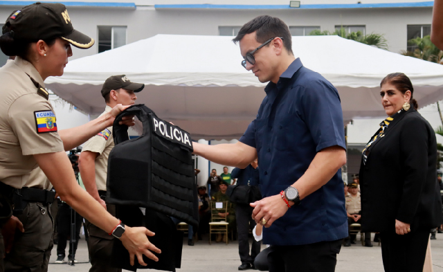 El presidente Noboa entregó 10.500 chalecos balísticos para proteger a los servidores policiales en la zona 8