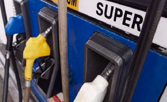 Debate técnico sobre la eliminación de subsidios a la gasolina y el gas en Ecuador