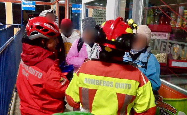 15 personas extraviadas en el Teleférico fueron rescatadas por los bomberos, en Quito