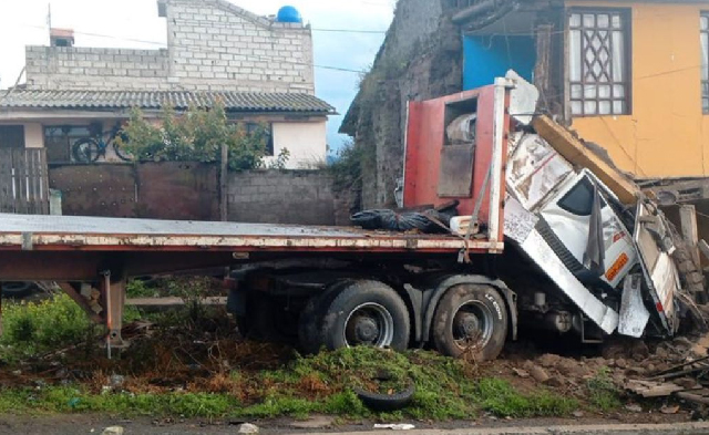 Un fallecido tras choque de tráiler contra una vivienda en la vía Alóag – Santo Domingo