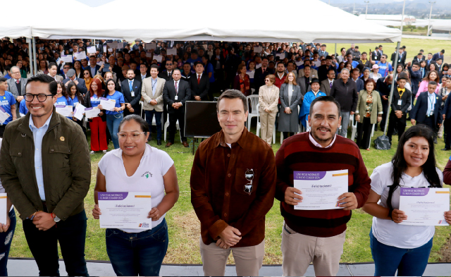 El presidente Noboa entregó becas que financian el 100 % de los estudios técnicos y tecnológicos