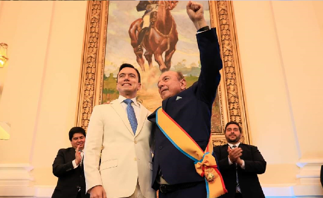 Daniel Noboa homenajea a su padre, Álvaro Noboa, con importante condecoración