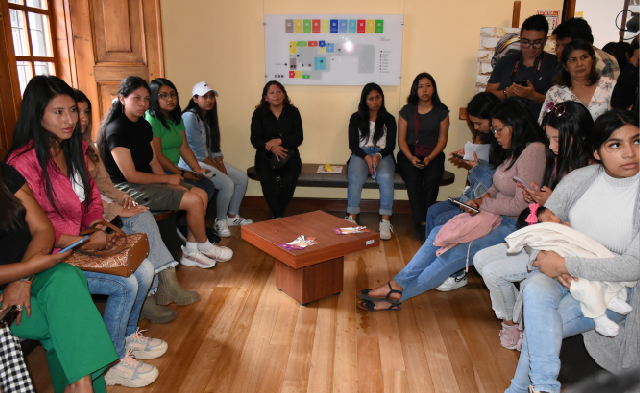 Rumiñahui impulsa el desarrollo femenino con la firma de un convenio para becas educativas