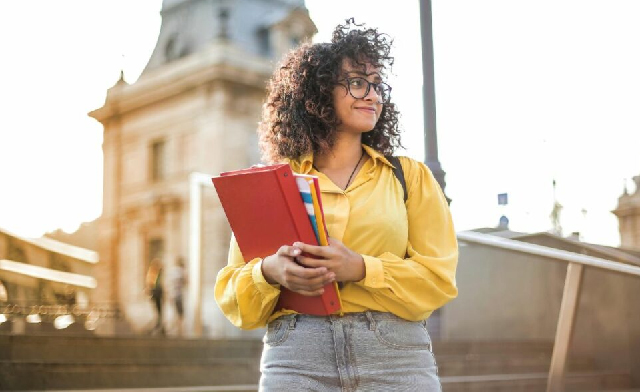 Profesionales ecuatorianos podrán viajar a India con becas que cubren pasajes, alojamiento y otros gastos