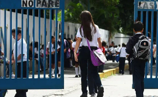 Planteles fiscales ajustan modalidad de las clases por los apagones del 30 de septiembre al 4 de octubre
