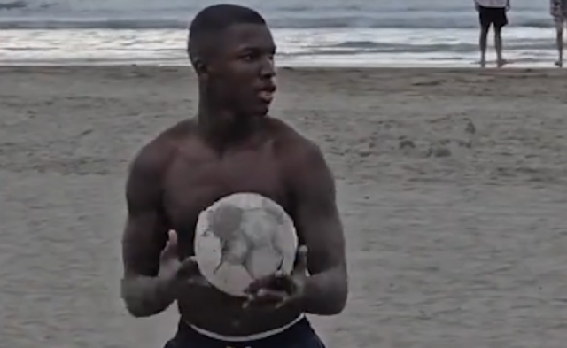 Moisés Caicedo disfrutando de sus vacaciones en la playa 