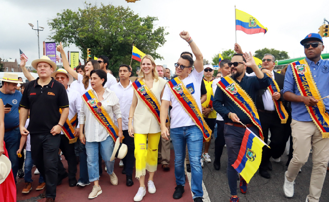 Daniel Noboa inauguró el desfile ecuatoriano junto a la comunidad migrante que vive en queens, Nueva York