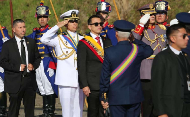 El presidente Daniel Noboa acudió a la ceremonia militar en el Templo de la Patria