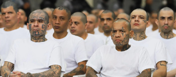 Pandilleros escuchan el relato de sus crímenes en la megacárcel de El Salvador