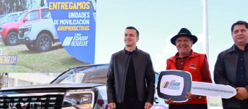 El presidente Noboa cambió las camionetas antiguas a gasolina de productores agrícolas, por nuevas a diésel