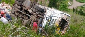 Tres personas murieron luego de que un camión y un automóvil cayeron por una pendiente
