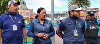 Autoridades realizan operativo de control para regular el comercio informal en el centro de Sangolquí