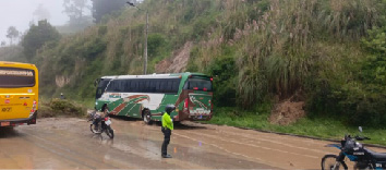 Deslizamiento de tierra afecta la movilidad en la avenida Simón Bolívar, en el suroriente de Quito