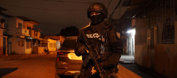 Ecuador advierte sanciones por incumplir el toque de queda en medio de medidas de seguridad