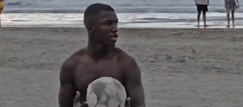 Moisés Caicedo disfrutando de sus vacaciones en la playa