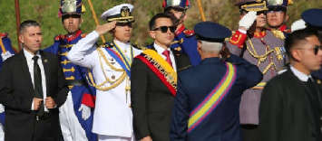 El presidente Daniel Noboa acudió a la ceremonia militar en el Templo de la Patria