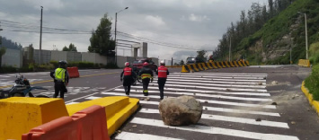 Cierran dos carriles de la Oswaldo Guayasamín por deslizamiento de rocas tras lluvias