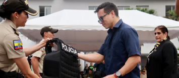 El presidente Noboa entregó 10.500 chalecos balísticos para proteger a los servidores policiales en la zona 8