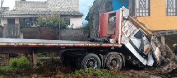 Un fallecido tras choque de tráiler contra una vivienda en la vía Alóag – Santo Domingo