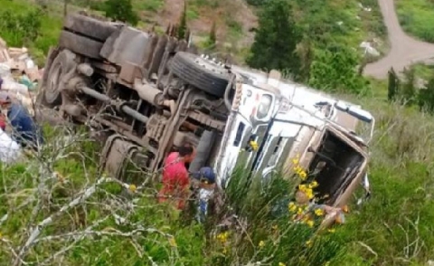 Tres personas murieron luego de que un camión y un automóvil cayeron por una pendiente