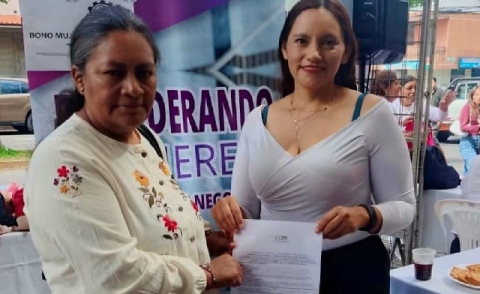 Carolina Orbe suscribió 40 bonos mujer emprende para fortalecer el emprendimiento femenino en Rumiñahui.